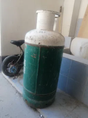 بيع أسطوانة غاز حجم متوسط ممتلئة غاز من شركة غاز الفيصل ويوجد أيضاً منظم معها