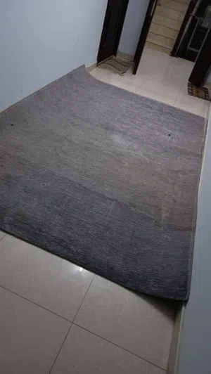 carpet like new good looking