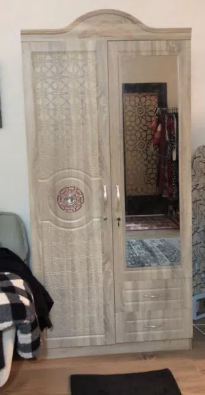 خزانة ملابس كبيره من الداخل بها درجين و درفه بها ارفف والثانيه بها رف وعلاق