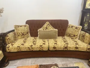 طقم كنب بحالة ممتازة خشب زان