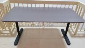 طاوله ايكيا بحاله ممتازه استعمال خفيف كالجديده تماما و السعر الاصلى 700+