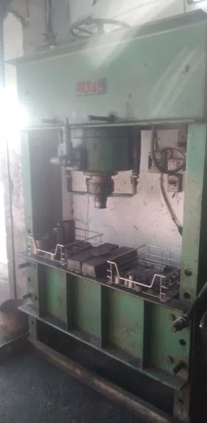 مخرطة متكاملة وتعمل بدخل ممتاز للبيع (لعدم التفرغ)