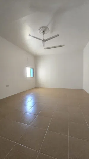 للايجار شقه في قلالي غير شامل الكهرباء والماء