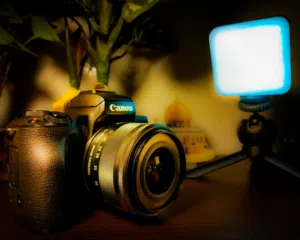 كامره CANON EOS M50 للبيع بحاله ممتازه بدون أعطال مع أغراضها  (الوصف مهم)