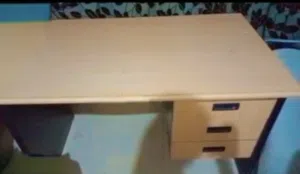 مكتب خشب بحالة ممتازة للبيع