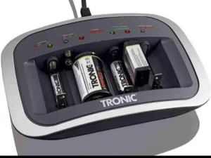 شاحن بطاريات يونيفرسال من "ترونيك" (TRONIC) مصمم لشحن بطاريات Ni-MH و Ni-Cd القابلة لإعادة الشحن.