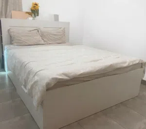 للبيع سرير ايكيا مزدوج (ikea malm) بحالة ممتازة مع ادراج تخزين