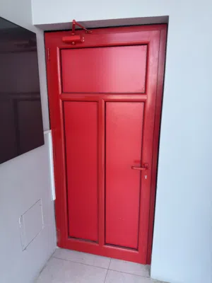 باب المنيوم للبيع بحالة ممتازة