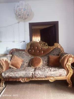 طقم كنب ذهبي حفر