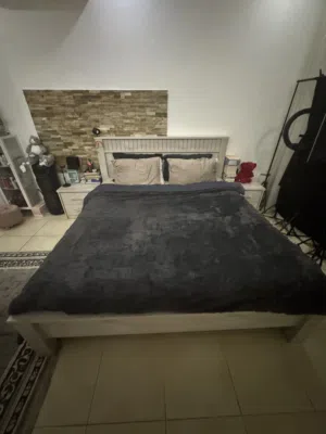 سرير شخصين خشبي