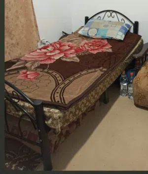 تخت حديد وطاولة وصوبة كاز وثلاجة
