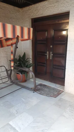 مطلوب شقه فارغه حديثه للايجار السنوي   في عمان الغربيه يفضل الرابيه