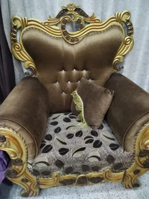 نوع رئاسية 3 تخوم كبار مع 2صغار وميز زجاجي وسطي وطبلتان صغار،،، السعر بي مجال مع طيران وسطيه