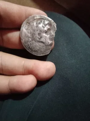 الملك اسكندر المقدوني من الفضه بالحاله المنظورة وزن 15 غرام