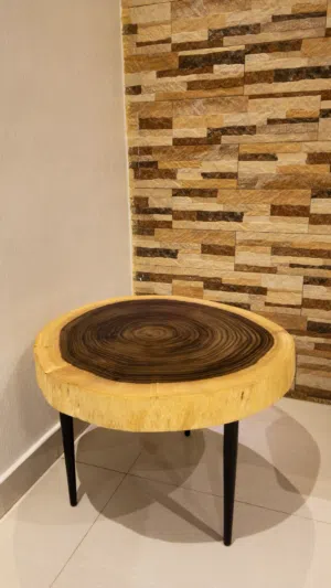 طاولة خشبية