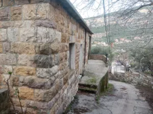 بيت قديم للبيع مساحة 150متر مع ارض 750متر