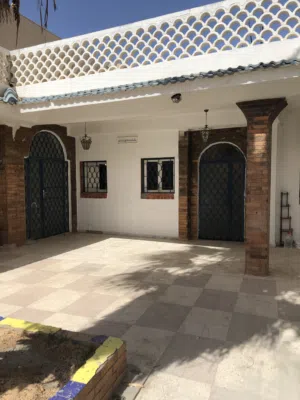 أرض مساحتها 520 متر مربع عليها منزل مساحته 230 متر مربع