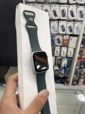 Apple watch se 44mm مع كامل اغراضها والكرتونه وكاله شبه جديد بطاريه 100