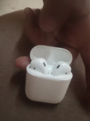 airpod 1 سماعة اصليه  وكااله صوت مايك شحن للبيع فقط للبيع