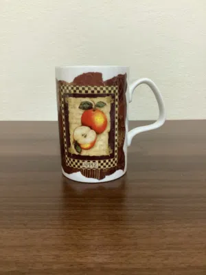 كوب خزف إنجليزي فاخر – تصميم تفاح ريفي أنيق