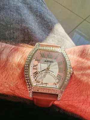 ساعة Unisex) Artini) مميزة (فاشن)  بحالة ممتازة للبيع صناعة ياباني