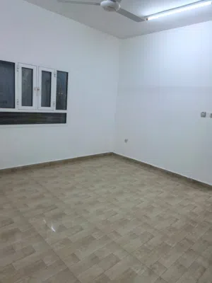 شقة طابق ارضي بحي السلام السابعة بالقرب من نستو