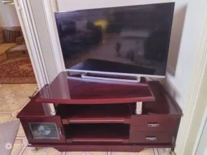 تلفاز Toshiba موديل 40L5450EE (مع الطاولة مجاناً )