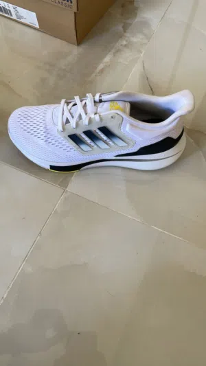 شوز عدد3 من اديداس اصلي بالكرتونه مش ستوكات