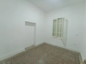 شقه . ارضيه . مدخل مستقل. تجاريه . سكنيه . بيع . بن عاشور.