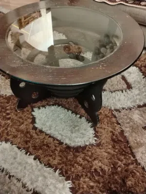 طاوله بحاله جيده لبيع خشب مدور