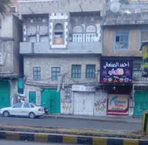 عمارة ثلاثة دور واثنين محلات على شارع تعز
