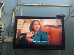 للبيع شاشه 32 بوصه سانيو بحاله ممتازة مع ريسيفر هيوماكس اصغر حجم مع الريموت وبحاله ممتازة