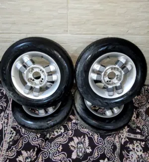 جنط وكوشوك عدد 4 بحالة جيدة مقاس 13 ( Maxxis ) محير يركب ع اغلب السيارات والكوشوك مختوم