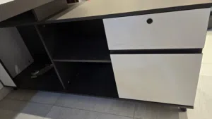 مكتب مع كرسي للبيع لسبب السفر