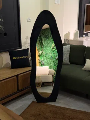 مرايا عصرية بتصميم منحوت وإطار فخم من المخمل