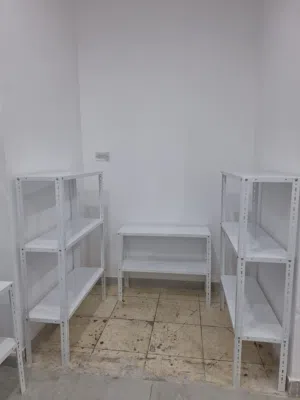 كاونتر و أرفف بيضاء