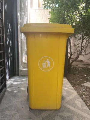 حاوية نفايات كبيرة جديدة بعجلات للبيع والسعر قابل للتفاوض لم تستخدم على الاطلاق وحجمها كبير