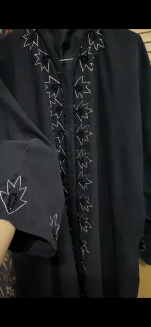 ثنين عبايا 1 عباة بحريني رمادي مطرز ومخرز 2 عباة عادي مطررررررز فولك الطول 53/54