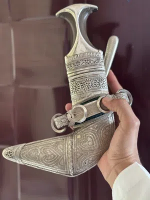 خنجر صورية قديمه مقاس كبير مع سكين عليها مقبض الفضه الأصلية من المصنع وحزام فضه من القديمات