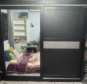 خزانة ملابس باب سحاب بحالة جيده