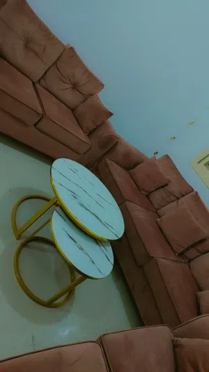 كنب شبه جديد استخدام اربع شهور للبيع بدواعي السفر وطاولات هدية مع كنب