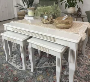 طاولة وسط مع اسكملات