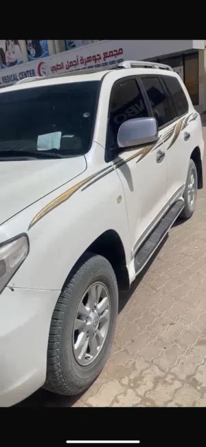 للبيع لاندكلوزر مسرفسه كامل سياره نضيفه او بدل با بيكب من موديل 2018وما فوق