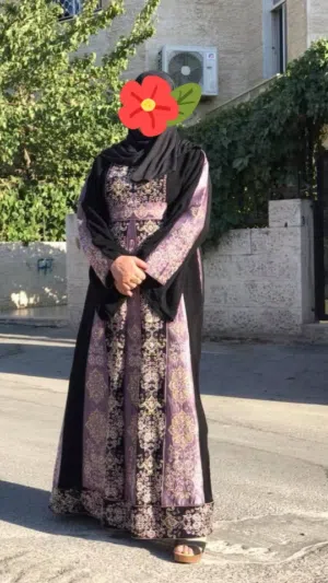ثوب للبيع بحالة الجديد كثير ثقيل ومرتب بسعر 50 دينار  الثوب بلبس وزن 100 واكثر شوي تقريبآ فستان ذهبي