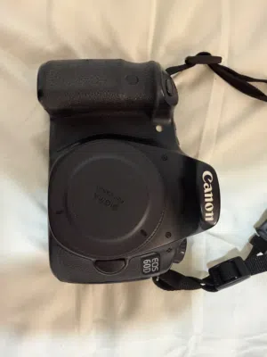للبيع كاميرا  احترافيه كانون 60d مع عدسه 50_1.4