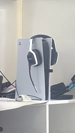 PS5 مستعمل عالخفيف مع قير واحد مايشتكي من شي