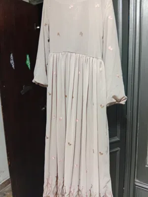 عده فساتين  الواحد 20