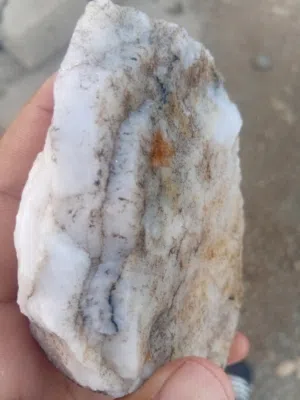 حجر طبيعي بلون أبيض مع نقوش مميزة مناسب للزينة أو القص (خواتم) الحجم متوسط الموقع: جازان السعر قابل