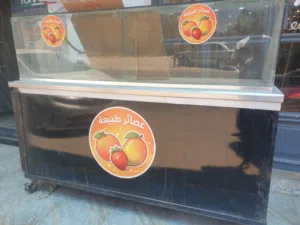 طاولة ستيل دورين متحركة وثابتة فوقها فترينة زجاج