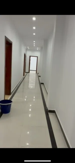 شقة خدمية تشطيب حديث ممتازة في الحشان بالقرب من سوق عويطي مناسبة لشركات ومكاتب وانشطة خدمية